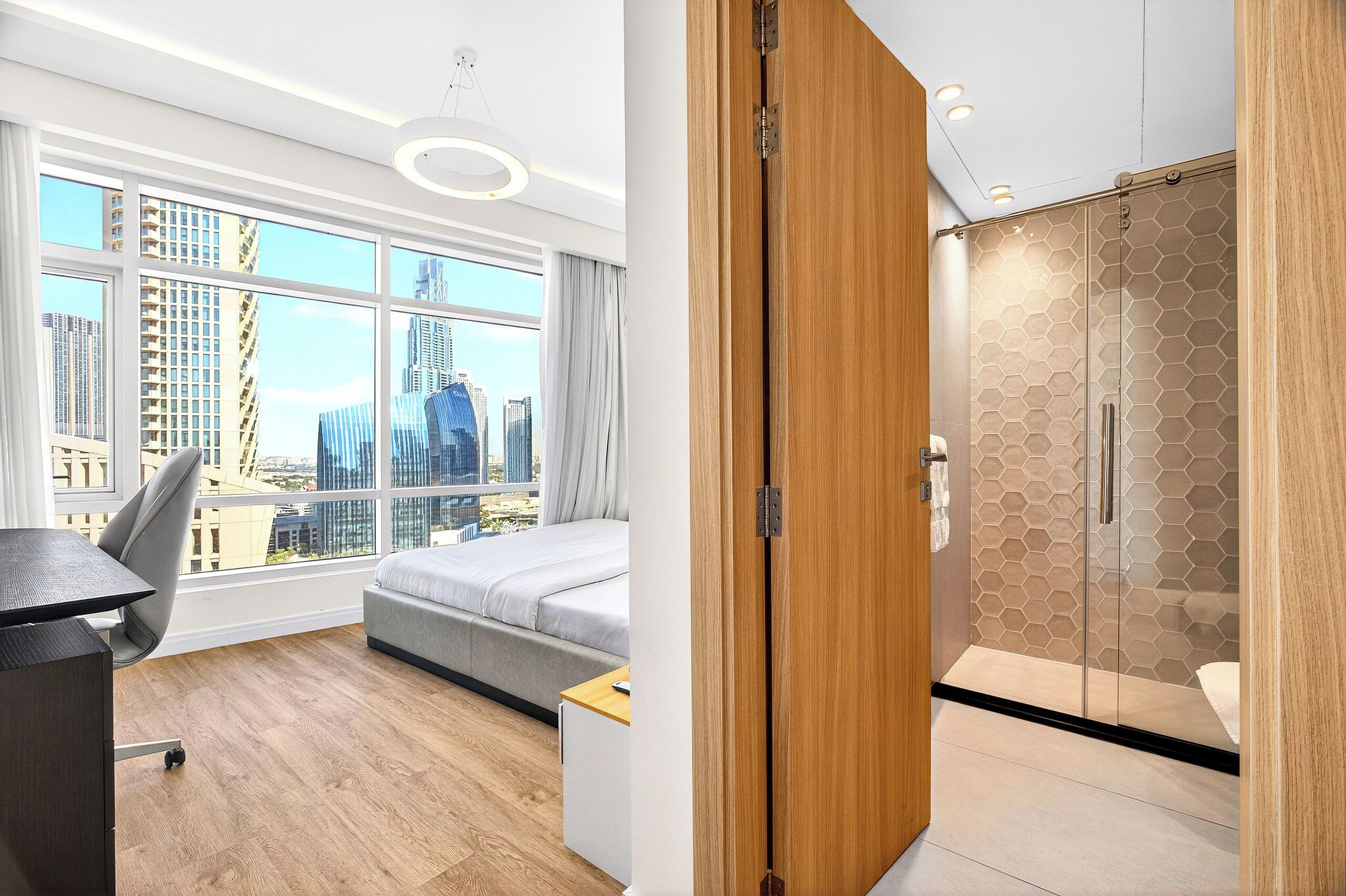 2 多间卧室、客房内保险箱、办公桌、笔记本电脑工作区