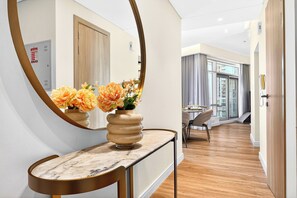 Departamento de lujo, balcón, vista a la ciudad | Sala de estar | Smart TV de 55 pulgadas con canales digitales y Netflix 