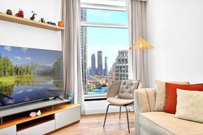 Departamento de lujo, balcón, vista a la ciudad | Sala de estar | Smart TV de 55 pulgadas con canales digitales y Netflix 