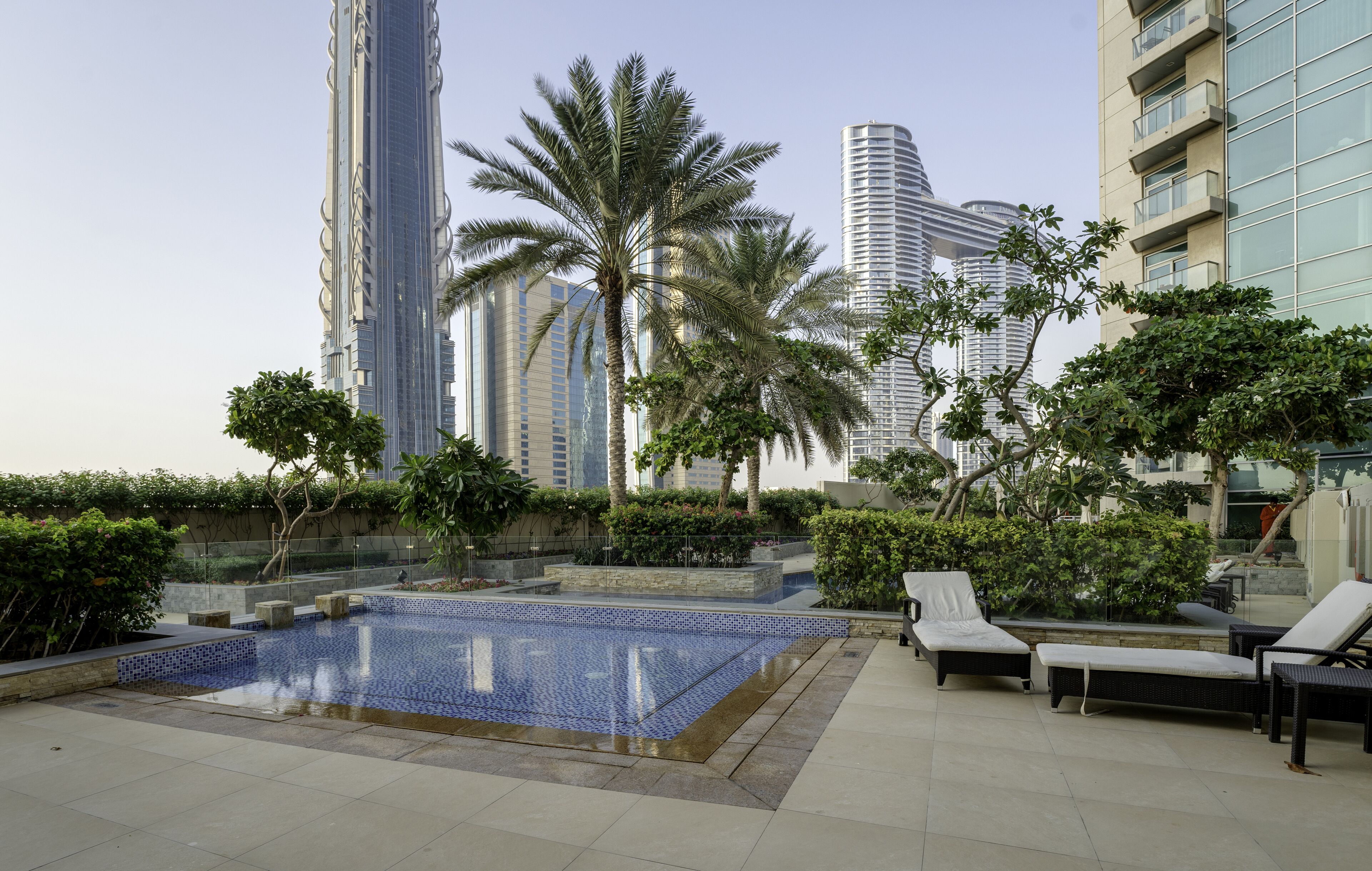 室外游泳池，日光浴躺椅，现场救生员