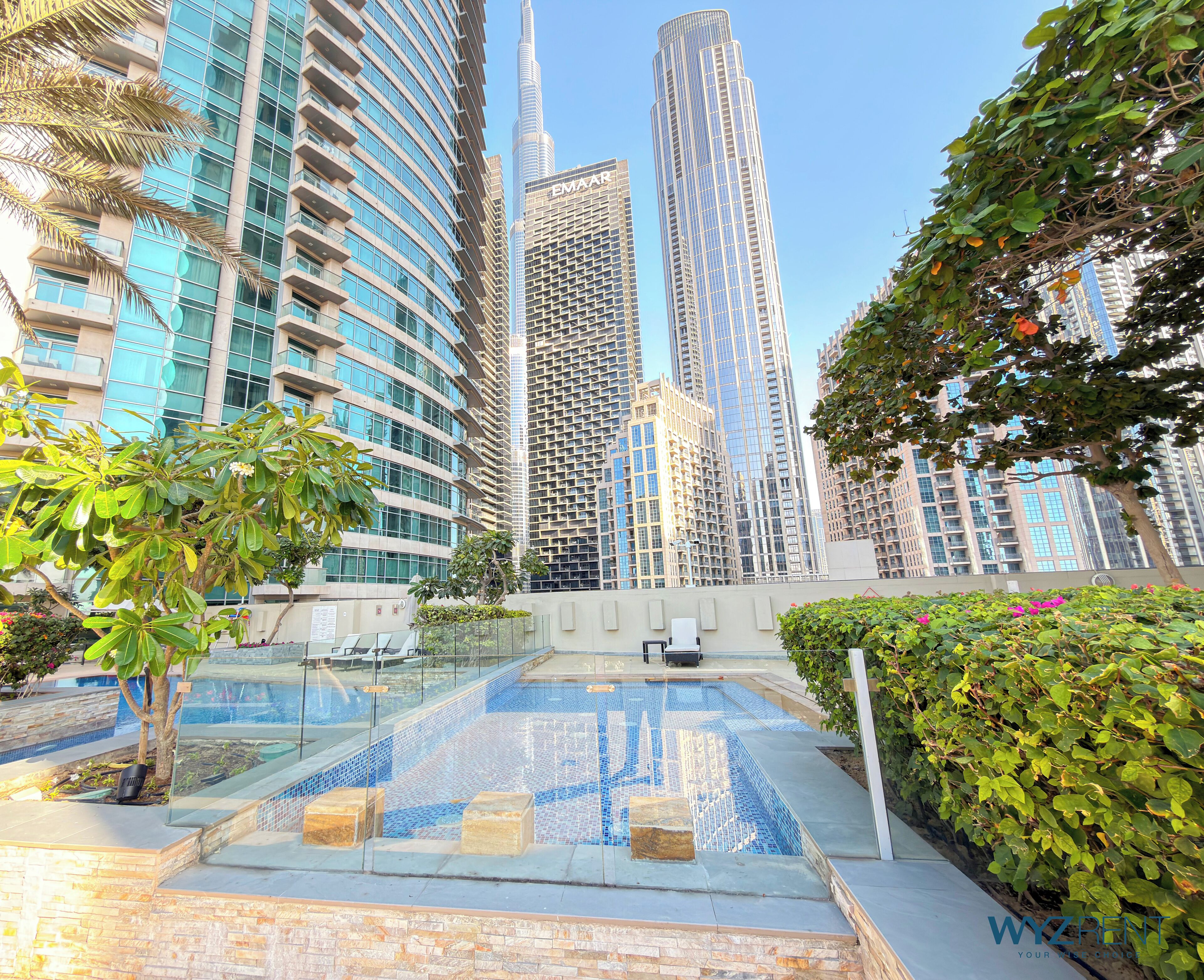 室外游泳池，日光浴躺椅，现场救生员