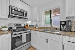 Fridge, microwave, oven, stovetop - Cozy Coastal Escape Beach & Brews (San Diego)