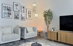 TV, fireplace