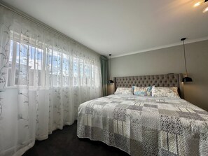 1 chambre, bureau, fer et planche Ă repasser, lit parapluie