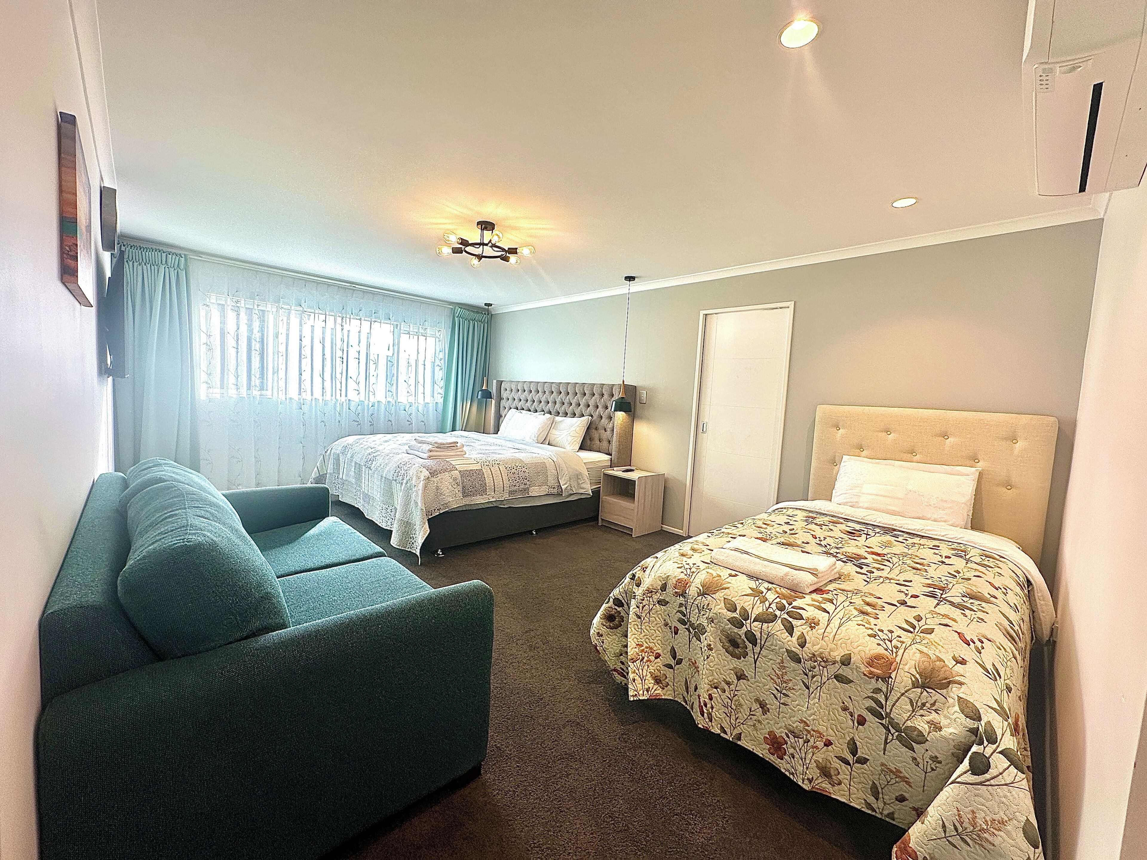 1 soverom, skrivebord, strykejern/-brett og reiseseng for barn