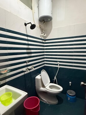 Family Room | Bathroom - Hotel Sharda Palace (Vrindavan)