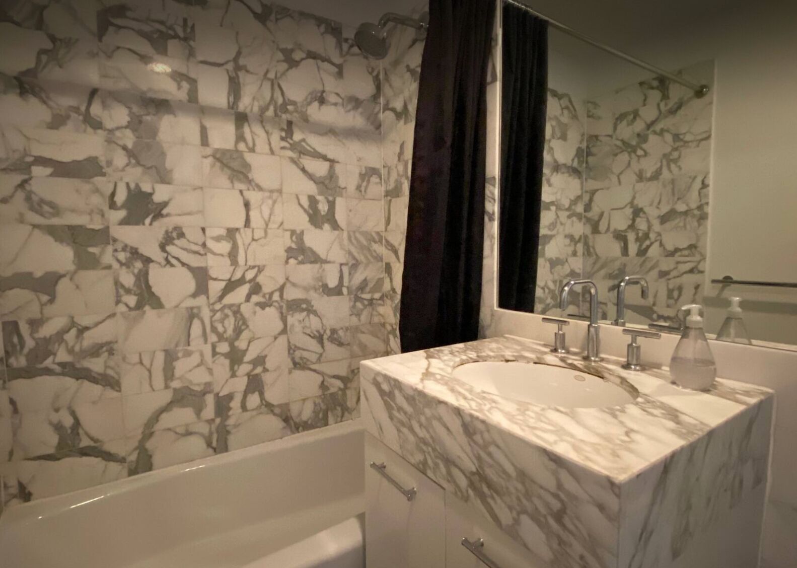 Secador de pelo, toallas, jabón, shampoo