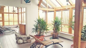 A sunlit room with a glass ceiling, wooden beams, and potted plants. - Ferienwohnung Schlossberg Studio- 2 Personen, 60qm, 1Schlafzimmer, 2 Balkone (Bad Reichenhall)