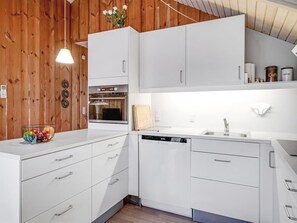 Kühlschrank, Mikrowelle, Geschirrspüler, Kochgeschirr/Geschirr/Besteck