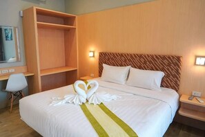 A hotel room with a bed, a desk, and a chair. - Pearl Villa (Hua Hin)