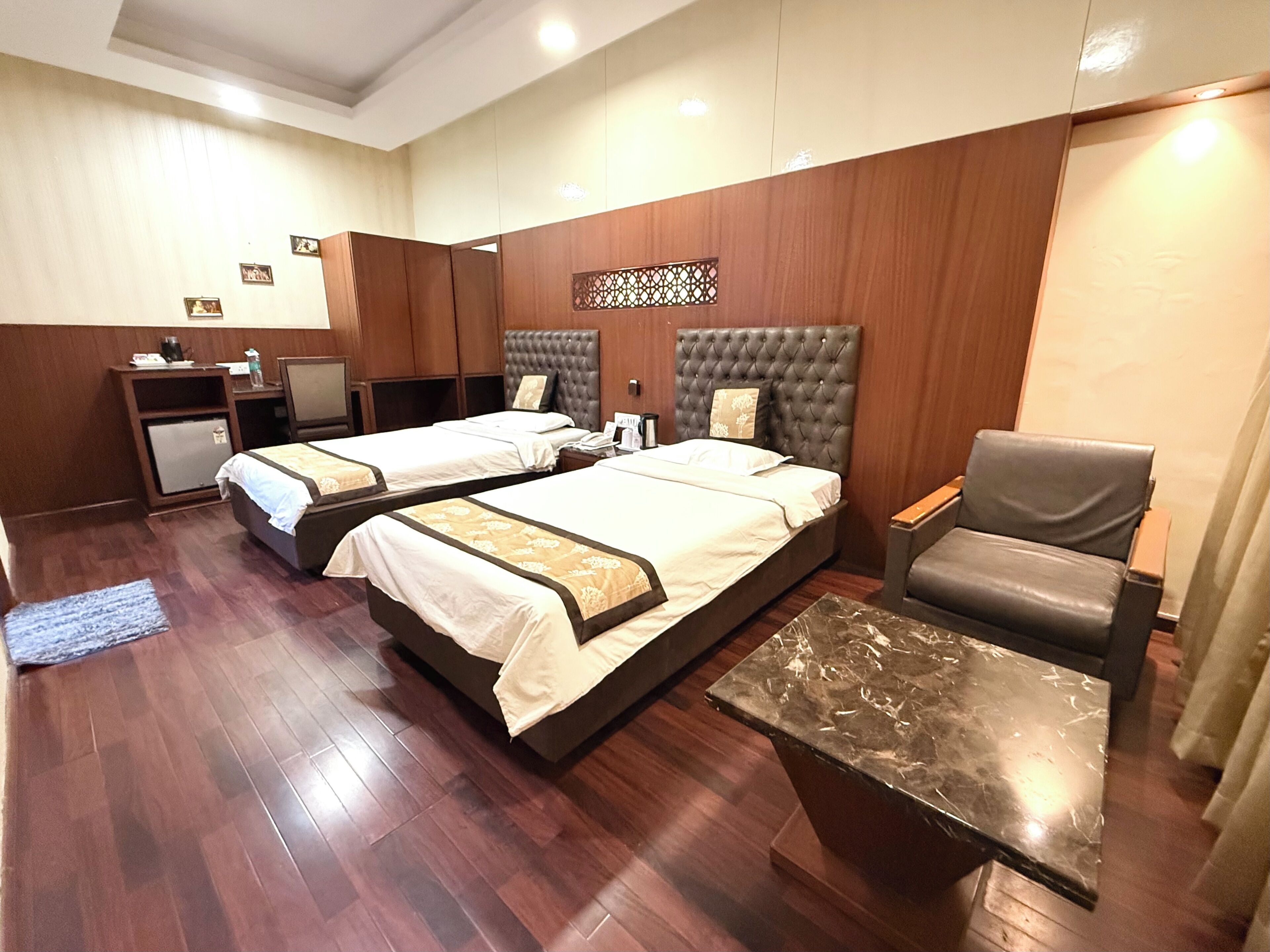 غرفة مزدوجة أو بسريرين منفصلين | ستائر تعتيم وتجهيزات عازلة للصوت وواي فاي مجانًا وملاءات أسرّة