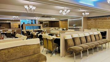 Buffet breakfast for a fee on weekends