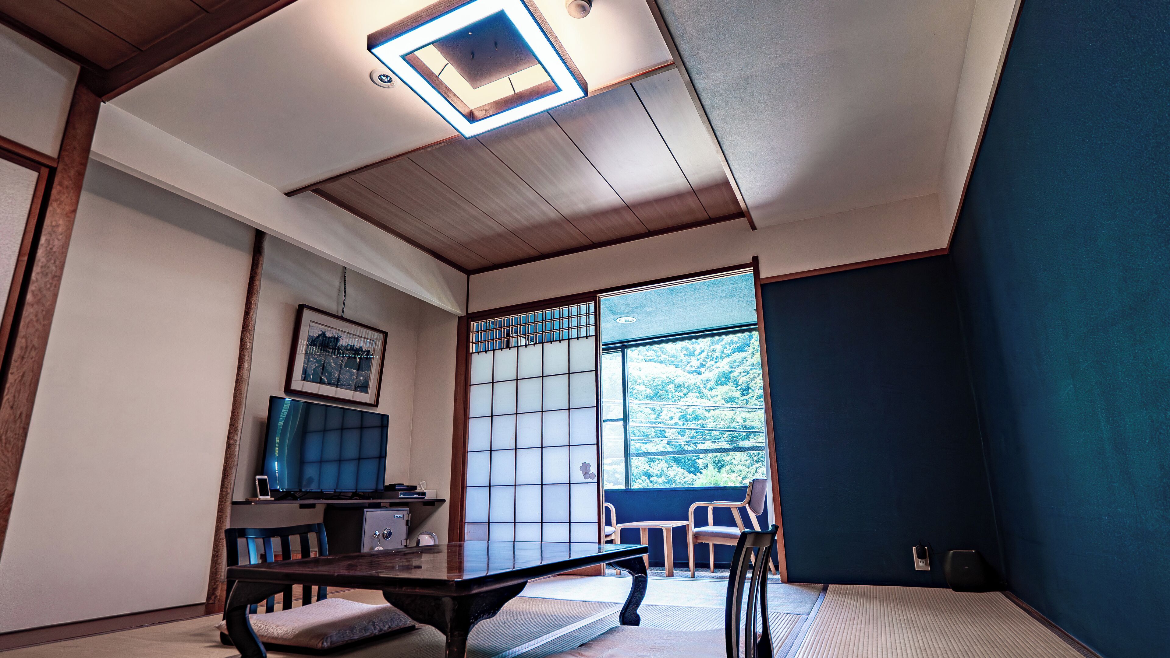 Brankas, tirai kedap cahaya, dan Wi-Fi gratis