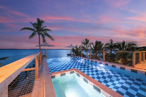 King’s Crown – Luxury Waterfront Estate on Harbour Island, Bahamas