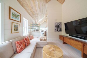 Smart-TV, Tischfußball, Tischtennisplatte, Bücher