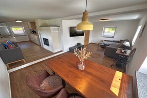 Una Smart TV, una chimenea