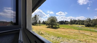 Freistehendes Haus mit Ofen, Terrasse und Garten