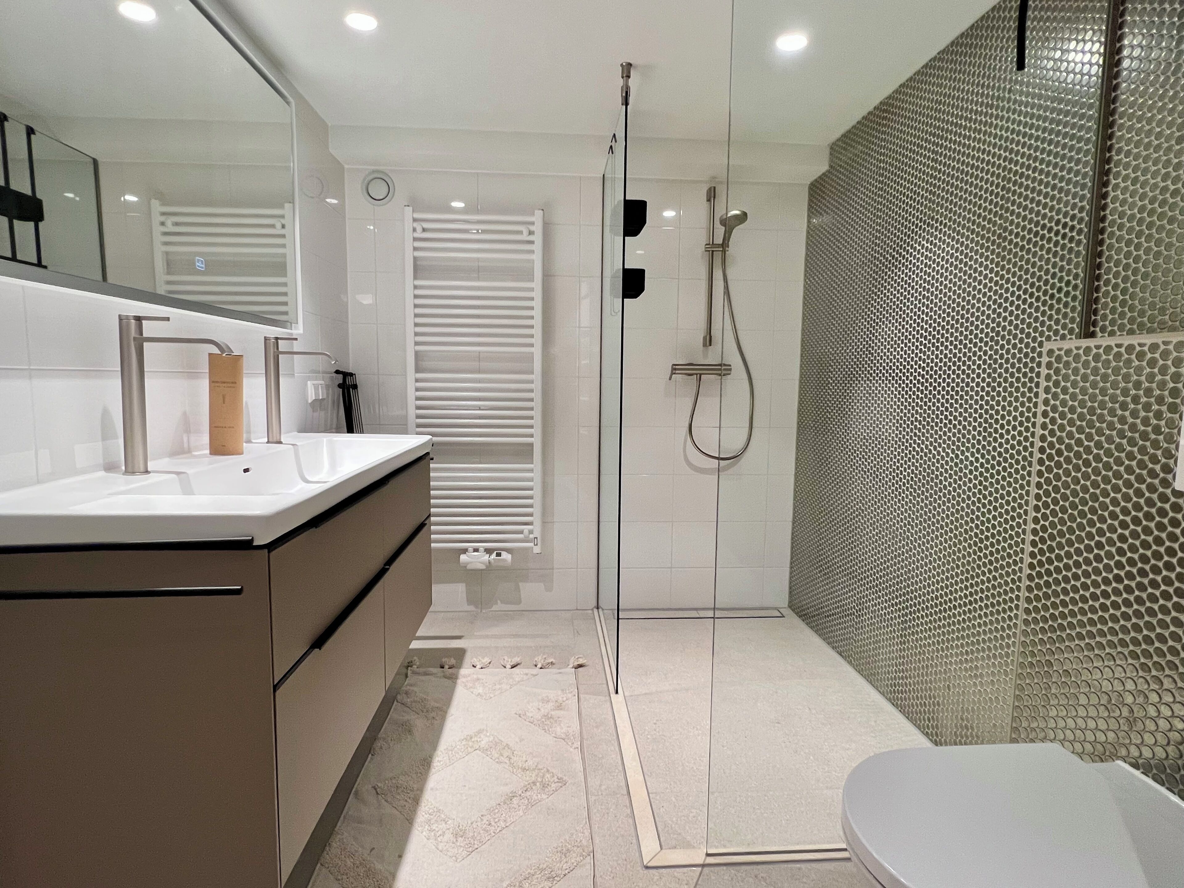 Shower, towels