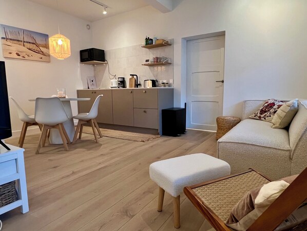 A modern living space with a dining area, kitchen, and seating area. - Comfortable studio located just 200 meters from Bergen aan Zee beach. (Bergen aan Zee)