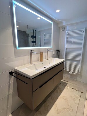Shower, towels