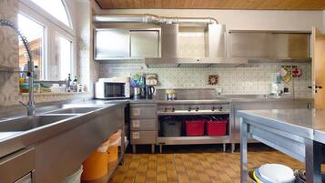 KĂŒhlschrank, Mikrowelle, Ofen, Herdplatte