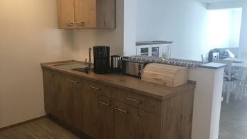 Fridge, oven, stovetop, dishwasher