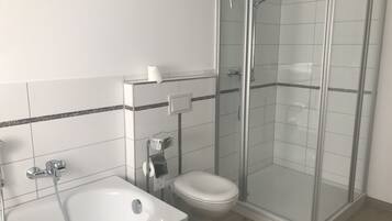 Ducha, secador de pelo, toallas