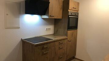 Een koelkast, een oven, een kookplaat, een vaatwasser