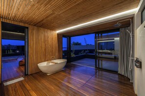 Villa – deluxe, bassengutsikt | Bad | Hårføner, håndklær, såpe og toalettpapir