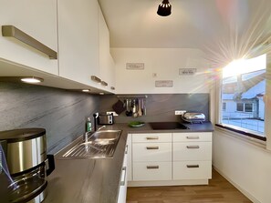 Fridge, oven, stovetop, dishwasher