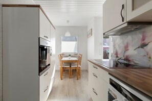 Frigorífico, microondas, horno y placa de cocina