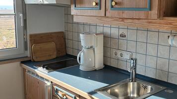 Geladeira, cooktop, cafeteira/chaleira, chaleira elétrica