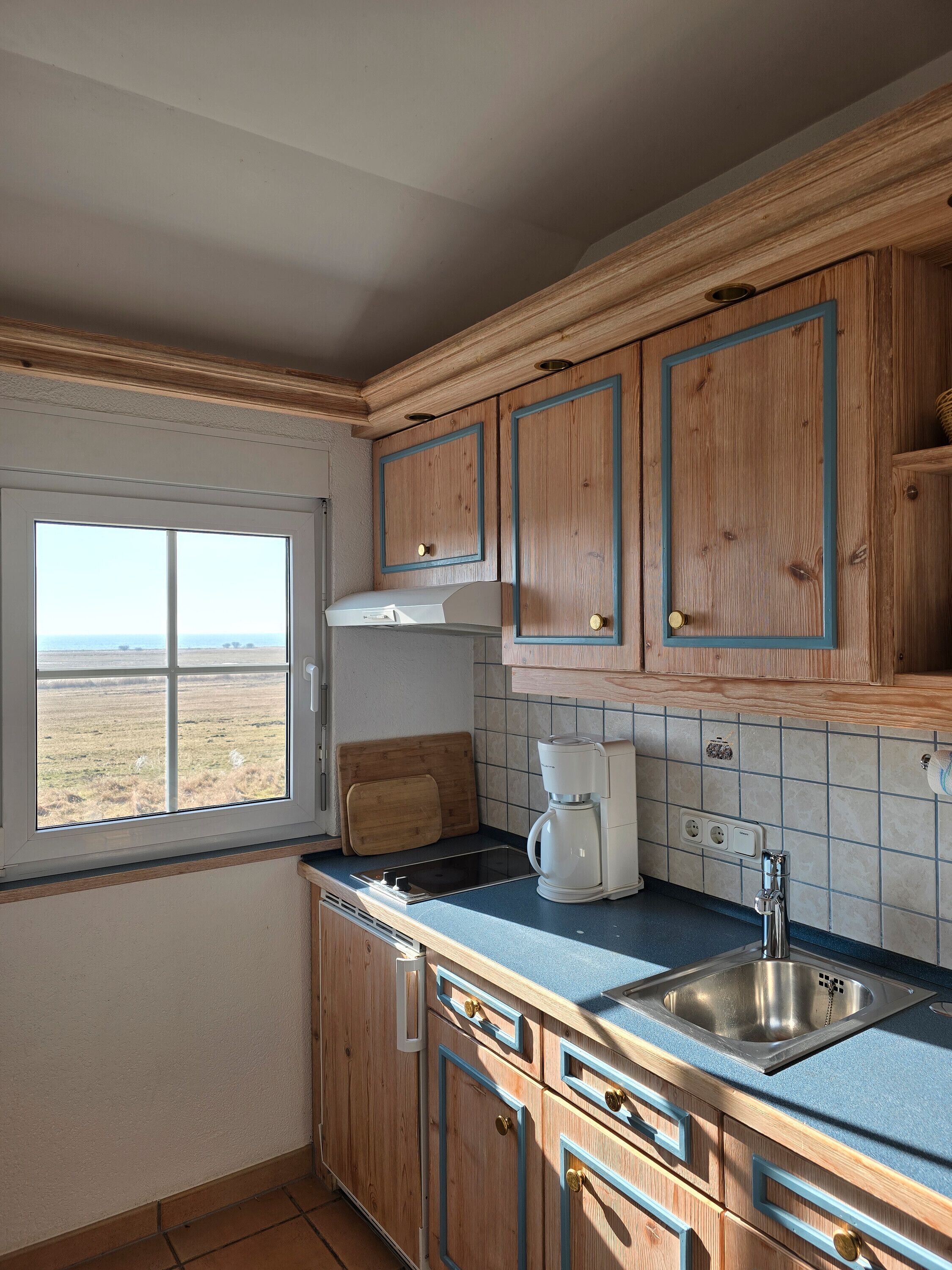 Fridge, stovetop, coffee/tea maker, electric kettle