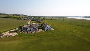 Una casa grande con jardín y vistas al agua.