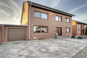 Exterior - Holiday Apartment 'Nordkirchen' with Shared Terrace, Garden & Wi-Fi (Nordkirchen)