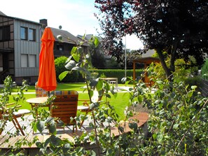 Outdoor dining - Holiday Apartment 'Nordkirchen' with Shared Terrace, Garden & Wi-Fi (Nordkirchen)
