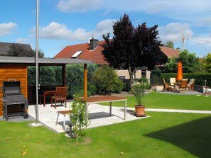 Outdoor dining - Holiday Apartment 'Nordkirchen' with Shared Terrace, Garden & Wi-Fi (Nordkirchen)