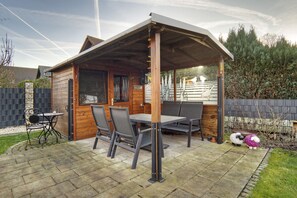 Outdoor dining - Holiday Apartment 'Nordkirchen' with Shared Terrace, Garden & Wi-Fi (Nordkirchen)