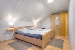 2 bedrooms, free WiFi, bed sheets - Holiday Apartment 'Nordkirchen' with Shared Terrace, Garden & Wi-Fi (Nordkirchen)