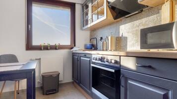 Een koelkast, een magnetron, een oven, een kookplaat