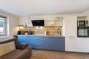 Køleskab, mikrobølgeovn, ovn, kogeplade