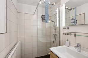 Shower, hair dryer, towels - Apartment 'Andreas' with Shared Terrace, Shared Garden and Wi-Fi (Naumburg (Saale))