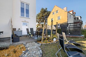 Outdoor dining - Apartment 'Andreas' with Shared Terrace, Shared Garden and Wi-Fi (Naumburg (Saale))