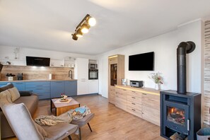 TV, peis, DVD-spiller og stereoanlegg