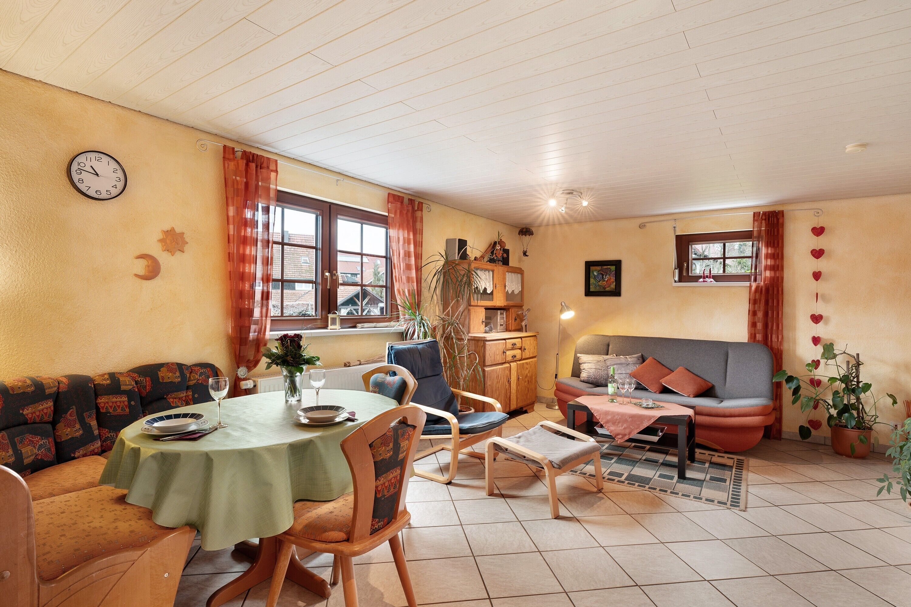Fernseher, Tischtennisplatte, Stereoanlage
