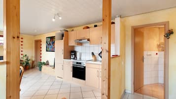 Jääkaappi, mikroaaltouuni, uuni, liesi