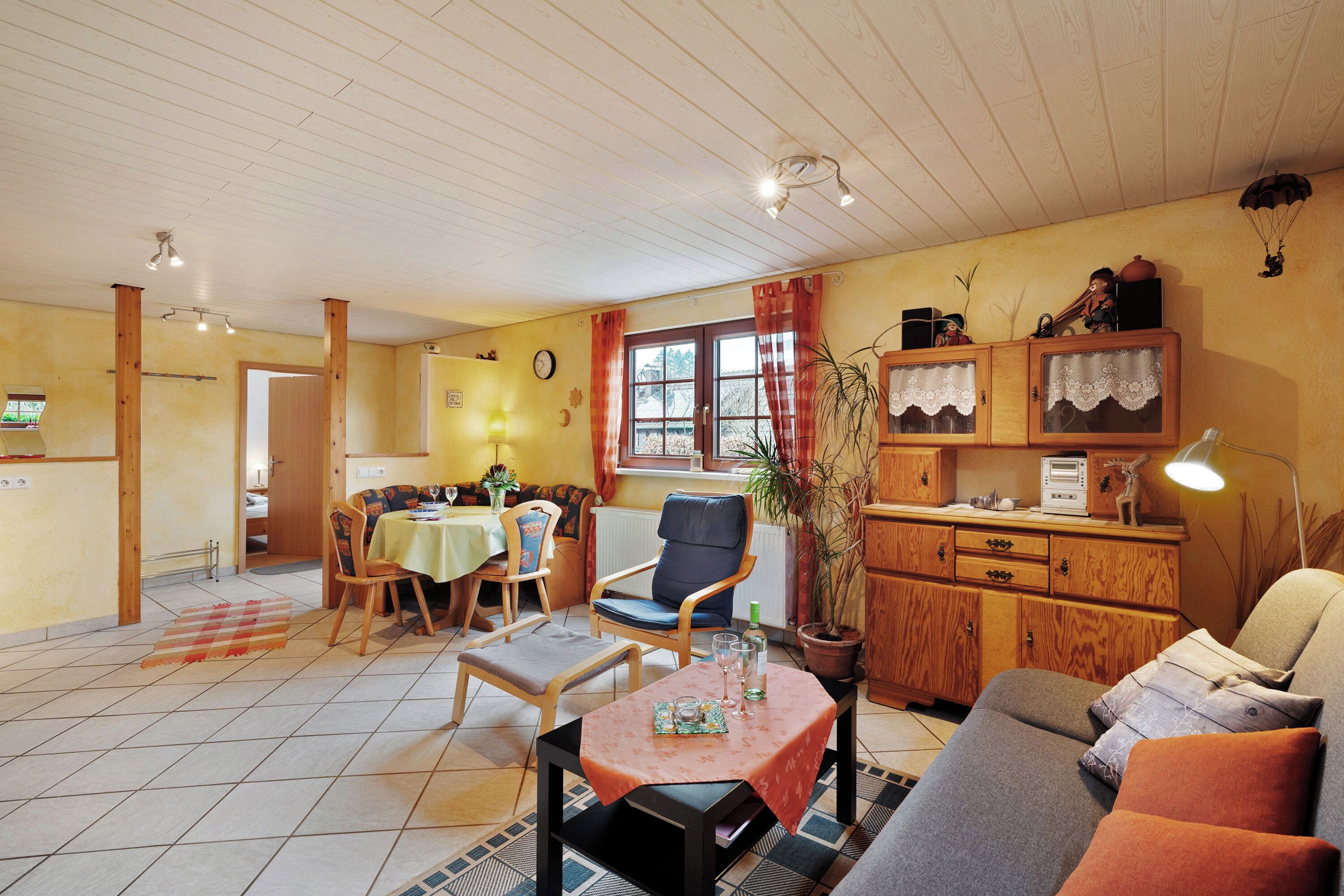 Fernseher, Tischtennisplatte, Stereoanlage