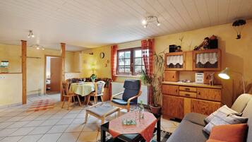 Fernseher, Tischtennisplatte, Stereoanlage