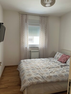 1 habitación, tabla de planchar con plancha, wifi y ropa de cama 