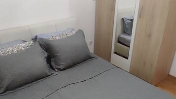 1 dormitorio, tabla de planchar con plancha, wifi y ropa de cama